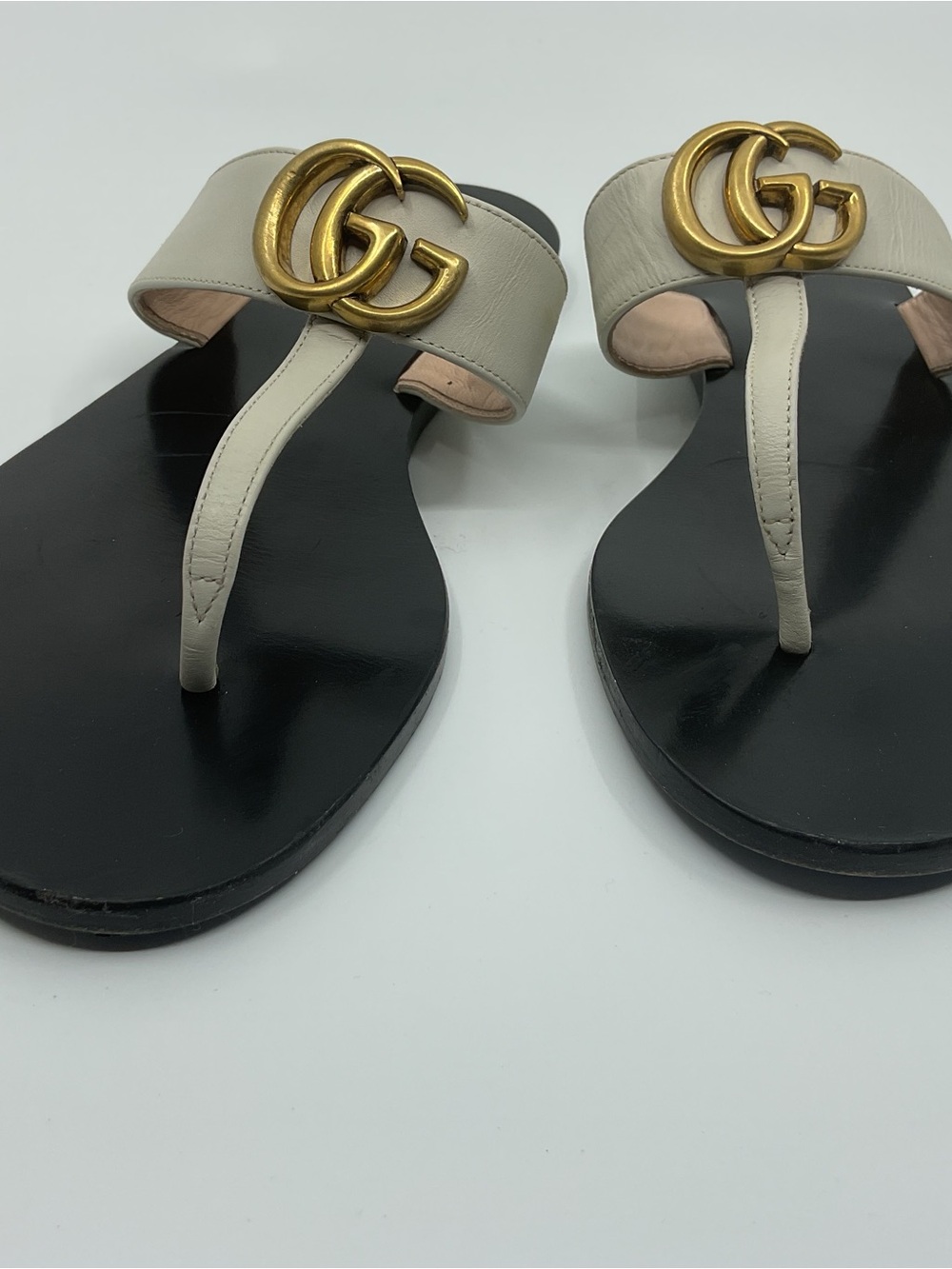 Gucci Cream Leather Thong Sandals with Gold Double G - Picture 9 of 15